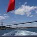 hoch über dem Bosporus, auf der [http://istanbul-tourist-information.com/erlebnisse-in-istanbul/sehenswurdigkeiten-in-istanbul/brucken-zwischen-orient-und-okzident-in-istanbul/fatih-sultan-mehmet-brucke-fatih-sultan-mehmet-koprusu zweiten Bosporus-Brücke], staut sich der immense Verkehr 