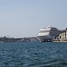 ... für ein schwimmendes Riesenhotel;<br />welch ein Gegensatz zu den historischen Grossbauten im Hintergrund links (Hagia Sophia und Sultan Ahmet Camii)