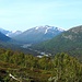 Der Berg in der Mitte heisst Tverreggi. Am Fusse desselben liegt Mysubytta, eine Alp. Das Tal links: Syrbuttdalen, das Tal rechts Mysubyttdalen. Durch beide Täler führt eine Route zu weiteren Hütten.