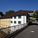 Blick von der alten Brücke zum ehemaligen Zollhaus und zum Kloster Wettingen. Rechts das ehemalige Fährhaus und erstes Gasthaus in Wettingen.