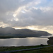 Blick Richtung der Ortschaft Eiði. Im Vordergrund befindet sich der See Eiðisvatn.