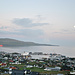 Tórshavn die Hauptstadt der Färöer mit der Insel Nólsoy im Hintergrund.