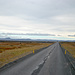 Rückfahrt durch den Nordosten Island. Die Steinmarkierungen links im Bild markieren einen alten Postweg.
