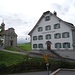 ... zum Etzelpass, mit Kapelle St. Meinrad und [http://www.stmeinrad.ch/html/home/ Gasthaus St. Meinrad]