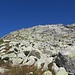 Dalla pietraia di quota 2360 m ca., sguardo verso gli ultimi 150 metri di salita. Sfrutterò quell'esile lingua di erba che si nota appena alla sinistra dell'immagine. 