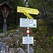 Oberhalb der Hütte beginnt der alpine Steig bei diesen Schildern. 