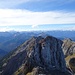 Der ausgesetzte Klettersteig zur Westlichen Karwendelspitze vom Gipfel aus gesehen. 