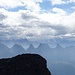 Kurz vor dem Gipfel öffnet sich der Blick ins Toggenburg mit den Churfirsten. Der Föhn hat einige Wolken aus dem Süden herübergeschaufelt.
