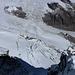 Großglockner - Tiefblick vom Gipfel über das Glocknerkees (vorn) auf die Pasterze. Links oben ist der Hufeisenbruch zu sehen, an dem der Pasterzenboden in den eigentlichen Pasterzengletscher übergeht.
