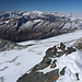 Großglockner - Ausblick am Gipfel in etwa westliche Richtung. Über das Teischnitzkees (vorn/links) und das Fruschnitzkees reicht der Blick u. a. bis zum Großvenediger.