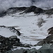 An der Erzherzog-Johann-Hütte - Blick auf Teile unserer weiteren Abstiegsroute: Vom Kampl (links) führt eine Spur zu dem Felsriegel, über den wir hinunter zum Ködnitzkees steigen. Auf dem Gletscher schwenken wir dann immer mehr südwärts (nach hinten).
