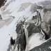Im Abstieg von der Erzherzog-Johann-Hütte zur Stüdlhütte - Während wir über den Felsabsatz hinunter zum Ködnitzkees steigen, blicken wir in durchaus große Gletscherspalten.