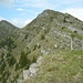 Chli Fürstein (1900m): Über diesen Grat geht es zum Fürstein (2039,6m) weiter. Auf dem Südgipfel P.1994m trifft man auf den Wanderweg.