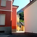 Start zwischen den farbigen Häusern von Bignasco...