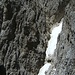 Das manchmal heikle Stück im Santerpass-Klettersteig: es geht in der Schneerinne relativ steil nach oben und dann am oberen Ende links im Fels weiter.