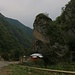 Oberhalb vom Dorf Küsnətqazma verengte sich das Tal des Flusses Qudiyalçay zu einer engen Schlucht. Die Strasse wurde nun auch schmaler und führt im Auf und Ab durch die wilde kaukasische Landschaft.