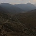 Kurz nachdem wir eine Anhöhe hinter dem Dorf Cek passiert hatten weitete sich die Aussicht ins weite Tal um das lesgische Dorf Xınalıq. Die Berge rechts im Hintergrund sind der Xinaliq Dağı (3713,5m) und der Tufandağ (4191,6m).