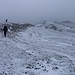 Bei wechselhaftem Wetter wanderten wür über den obersten Nordostgrat entlang der Grenze von Aserbaidschan zu Russland dem Bazardüzü / Базардюзю (Bazardjuzju) entgegen. Der 4466,1m hohe Gipfel miegt ganz hinten am Gratende.