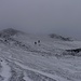 Unterhalb des Gipfels wählten wir den direkten Weg über ein verschneites Eisfeld, einem Überbleibsel des ehemaligen Gipfelgletschers. Inzwischen wurde leider der Bazardüzü / Базардюзю (Bazardjuzju) wieder von Wolken verschluckt.