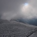 Aussicht unterhalb des Gipfels auf den Bazardüzü-Nordostgrat über den die Grenze zwischen Aserbaidschan und Russland verläuft. Da sich nun die Sonne zwischen Wolkenfetzen schwach zeigt, entstanden ganz spezielle Fotos wegen den besonderen Lichtverhältnissen.