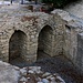 Bakı - Baba Kuhi Bakuvi məscidi. Mauerreste einer uralten Moschee am Rande der Altstadt (İçəri Şəhər). Die Mauerreste wurden erst vor wenigen Jahren freigelegt.