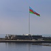 Bakı: Aussicht vom Qız Qalazı auf den Dövlət Bayrağı Meydanı (Platz der Nationalflagge). Die Fahne ist mit 70m x 35m die zweitgrösste der Welt, der Mast hat eine Höhe von 162m!
