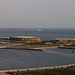 Bakı: Aussicht von der Terrasse vom Dağüstü Park. Rechts ist der Platz der Nationalflagge (Dövlət Bayrağı Meydanı), links ist die Kristallhalle (Kristal Zalı). Die Insel im Hintergrund ist die Böyük Zirə. Es ist die grösste Insel die der Bucht vorgelagert ist; die Insel ist 50m hoch, über einen Quatratkilometer gross und soll in Zukunft zu einer Urlaubsinsel für reiche Touristen ausgebaut werden.