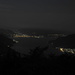 Auf Casone, dritter Fotoversuch, mit Stativ und 6 Sekunden Belichtungszeit: Nochmals Lago Maggiore mit Luino und Cannobio. [http://www.hikr.org/gallery/photo78412.html?post_id=9041#1 Hier ungefähr dieselbe Sicht bei Tag]