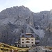 Die Zsigmondyhütte, und im Hintergrund in der Bildmitte, unterhalb von Elferkofel und Zsigmondykopf, der Alpinisteig
