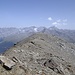 Gipfelkreuz des Monte Sobretta vom höchsten Punkt aus gesehen. Im Hintergrund Ortler, Monte Zebru, Königsspitze und Monte Confinale.