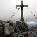 Unser erster Kofel, der Paternkofel, ist geschafft. Das Gipfelkreuz ist dem legendären Sextner Bergführer Sepp Innerkofel gewidmet, der auf Seiten der Österreicher am Paternkofel gegen die Italiener kämpfte und dabei 1915 beim Sturm auf den Gipfel ums Leben kam.