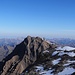 Bis zum Dôme weisen Steinmännchen und Wegweiser den Weg durch den Schnee. Blick von ebendort zur Bergstation beim Sex Rouge mit der Tissot-Hängebrücke