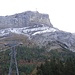 Unten bei der Talstation erkennt man unschwer die Zwischenstation auf dem Gemskopf (Tête aux Chamois), entlang dessen gelblicher Wand ein Klettersteig führt.