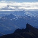Am Alpenhauptkamm liegt die Wolkengrenze. Im Vordergrund die Rappenspitze, dahinter der Katzenkopf in den Kitzbühlern.