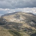 Der "Les Monges", fotografiert von "Crete de Geruen". Der Gipfel liegt an der Abbruchkante in der Bildmitte. Ganz rechts, leicht verdeckt, der in der Tour begangene "Col de la Croix Veyre".