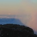 Monduntergang mit Nebel in Regenbogenfarbe