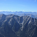 Blick zum Unnütz und ins Karwendel. Auch das Wettersteingebirge ist zu erkennen. Ganz rechts hinten Alpspitze und die Zugspitze.