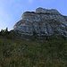 Bis zum Klettersteigbeginn am Fusse der Nordwand führt ein steiles Zickzack-Weglein durch eine etwa 150m hohe Grasflanke.