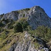 In der Mitte des Steiges sieht man ein Grasband dem man unter den Felsen nach links durch die Ostwand folgt.