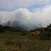 Quellwolken ziehen bei der Alp Tsuatsau Dessus (1735m) auf.