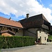 Freiburger Bauernhaus mit schönem Dach und Laube