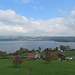 Aussicht vom benachbarten grossen Ökonomiegebäude über den See nach Sempach - mit erstaunlich blauem Himmel