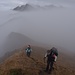 ca. 200m unter dem Gipfel kommen wir aus der unteren Wolken-Nebelschicht