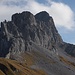 Prächtig stehen sie hier, die Kirchlispitzen - vor der Felswand passieren wir das Cavelljoch gen Österreich