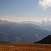 Wieder der Blick zu den Dolomiten, wenn auch etwas dunstig. Links markant Sas Rigais, rechts der Langkofel