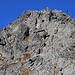 Von der Lücke Batizovská priehyba kletterte ich zuletzt über den Südgrat auf den Gipfel. Ich bleib dabei immer auf der nach Osten sehr luftigen Gratkante. Die einfache Kletterei (bis II) in festem Granit machte grossen Spass. .