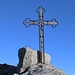Das Gipfelkreuz auf dem 2654,4m hohen Gerlachovský štít, dem Landeshöhepunkt der Slowakei. Von den Landeshöhenpunkten Europas ist der Gerlachovský štít einer anspruchsvolleren Bergen aber auch landschaftlich ein sehr lohnenswertes Gipfelziel.
