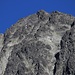 Rückblick mit starkem Zoom zurück auf den Gipfel der Gerlachovský štít (2654,4m). Auf dem Gipfelgrat sind ein und links des weissen Couloirs (Batizovská próba) sind zwei Alpinisten zu sehen.
