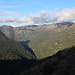 Im Aufstieg zwischen Refugi Vall Ferrera und Estany de Sotllo - Blick ins Vall Ferrera, das nun immer mehr von der Sonne erleuchtet wird.