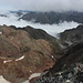 Pica d'Estats - Ausblick am Gipfel in etwa östliche Richtung. In den Tälern hält sich dichter Nebel.